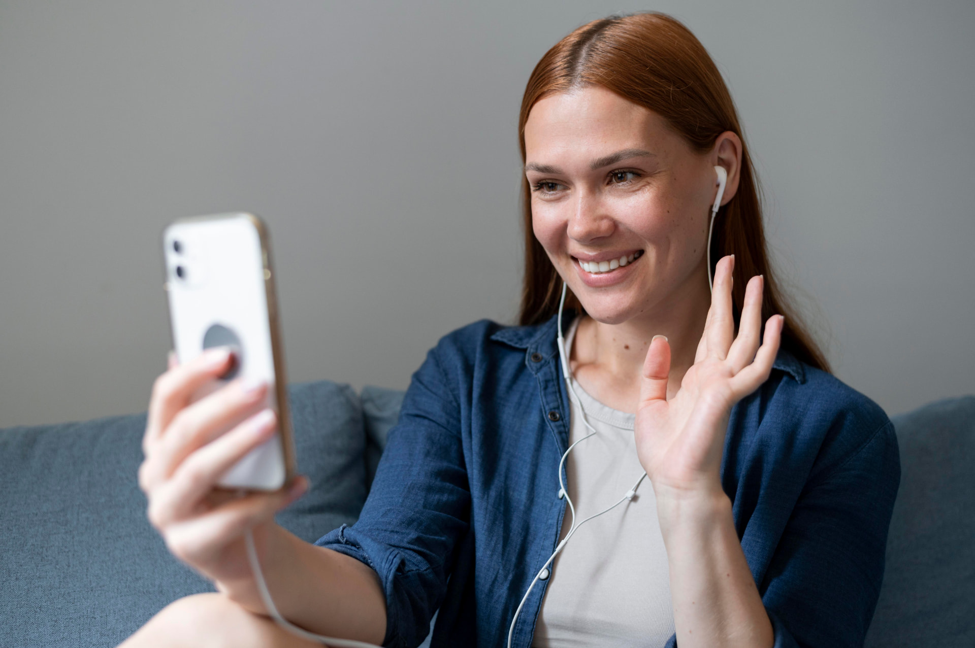 Mulher sorrindo em videochamada pelo celular